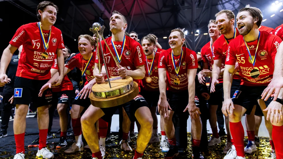 Niklas Winroth höjer bucklan framför alla lagkompisarna. Finalen var hans sista match i Storvretatröjan. 