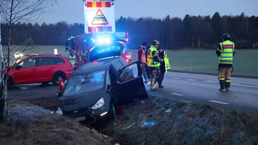 Personbilen hamnade i diket.