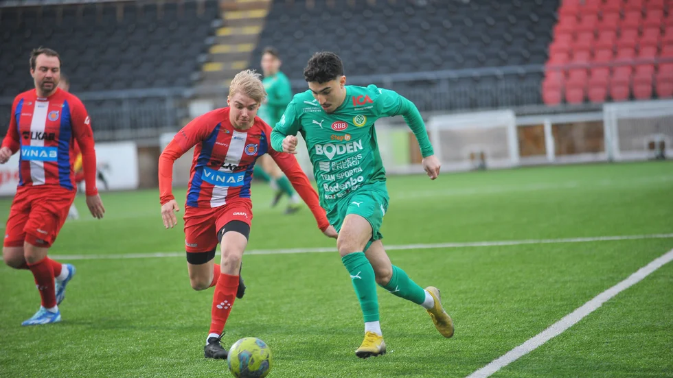 Alex Naylor, till vänster, får lämna som tränare i Kiruna FF. Under säsonger har han haft en roll som spelande tränare. 