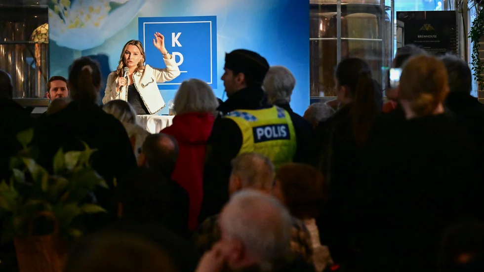 Under en after work med EU-fokus på John Scott Palace i Göteborg avbröts KD-ledaren Ebba Busch av aktivister som skanderade slagord. 