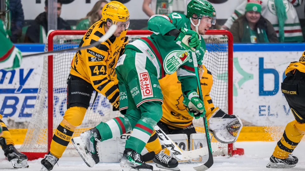 Elias Salomonsson kämpar framför mål mot Albin Sundsvik. Båda spelade en viktig roll för sina respektive lag.