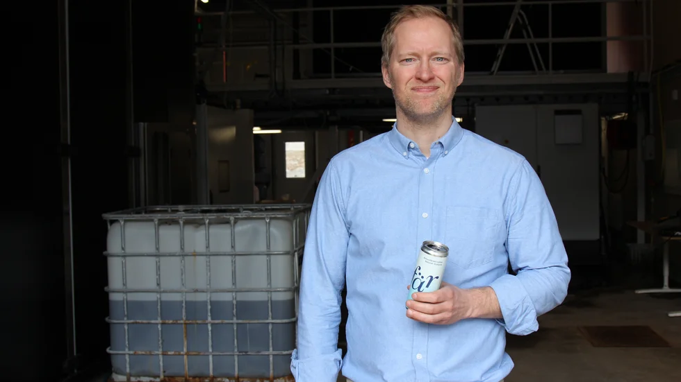 Jonas Wamstad, grundare av Uppsalaföretaget Sfär, ser stor potential i att kunna fånga in vatten från himlen i stället för att pumpa upp grundvatten. "Utvinningen från atmosfären lämnar inga fotspår efter sig" säger han.