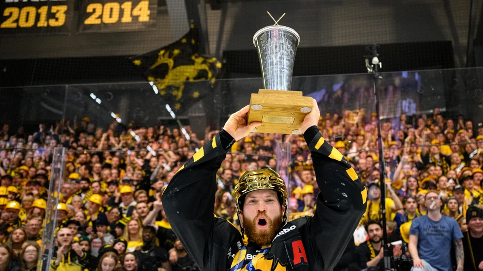 Oscar Lindberg avslutade sin första sejour i Skellefteå AIK som svensk mästare. Väl tillbaka blev han på nytt svensk mästare med moderklubben.