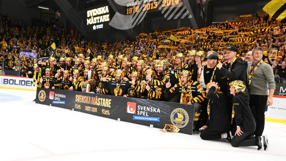 Skellefteå AIK fotograferas efter att SM-guldet 2024 säkrades på Skellefteå Kraft Arena.