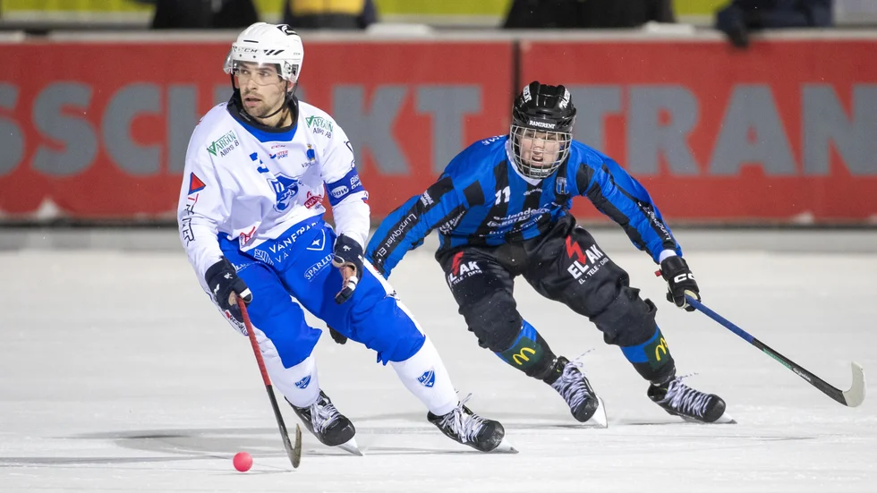 Simon Blomqvist (t v) i en match mot Albin Thomsens Sirius. Nu är Vänersborgsförsvararen på väg till Sirius.