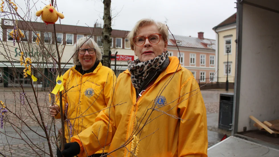 "Det tar sin lilla tid, men vi har roligt tillsammans och pengarna vi får in går till de som behöver hjälp, säger Birgitta Öhman, pressansvarig och  Ylva Sjöholm, president i Lions Linnéa.