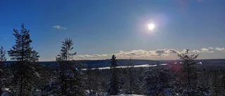 Solen skiner från en klarblå himmel