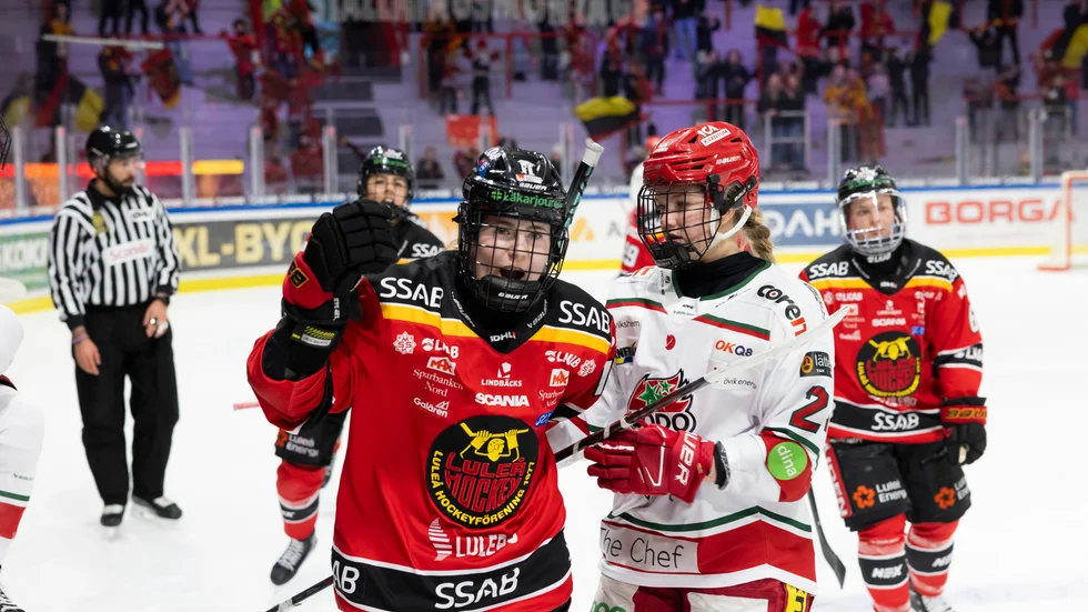 Petra Nieminen jublar efter att sina två fina mål i den tredje perioden.