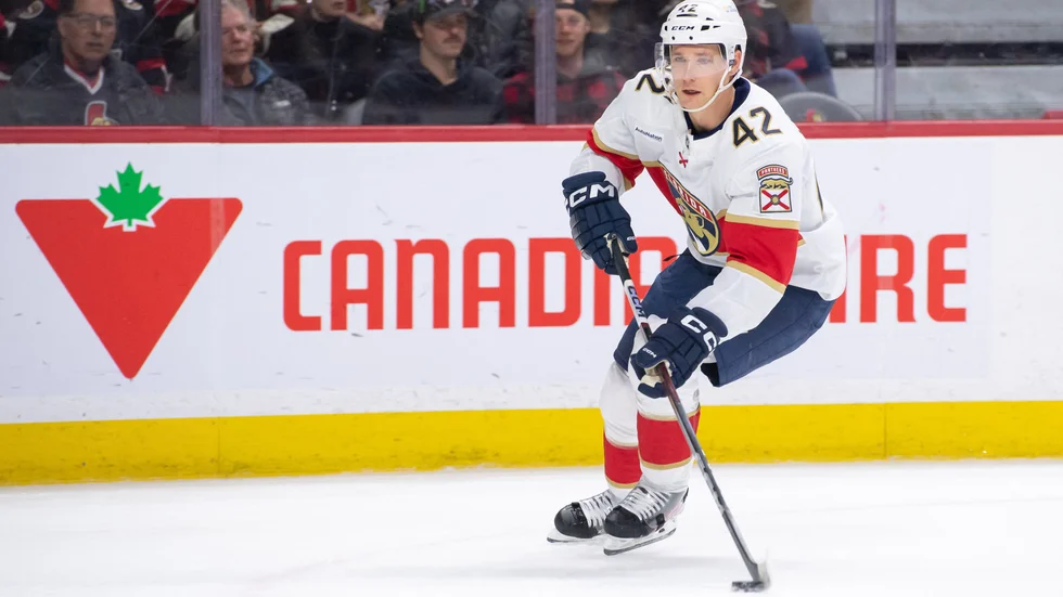 Linköpingskillen Gustav Forsling jagar Stanley Cup-titeln. I den andra rundan av slutspelet leder Florida Panthers med 3-2 i matcher över Boston Bruins.
