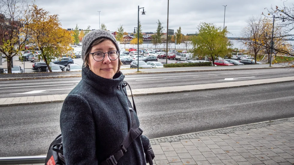 Mia Persson, stadsarkitekt, lyfter fram att de förändringar som kommunen vill genomföra ska renodla och förbättra miljön i entréhallen och allt ska gå hand i hand med husets arkitektur.