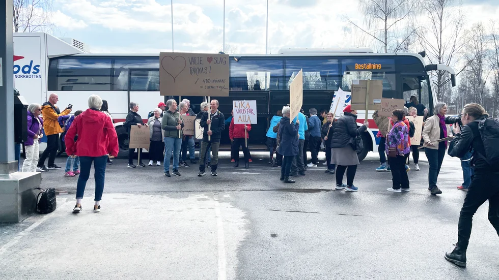 Så här såg det ut utanför regionhuset i Luleå tidigare i år när folk från Jokkmokk protesterade mot förändringarna i vården i Jokkmokk.