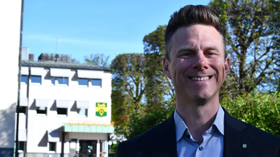 Utbildningschef Karl Johan Sjödin lyfter lärare, personal och rektorers systematiska arbete för att höja betygen på Alléskolan. "Man har tagit sig an uppgiften att utveckla undervisningen för att höja elevernas resultat. Det är ett idogt arbete och ett arbete vi behöver fortsätta med", säger han.
