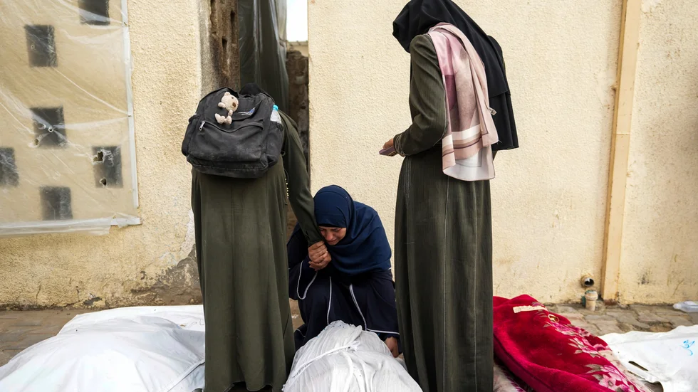 Palestinier i Deir al Balah i Gaza sörjer anhöriga som dödats i Israels attacker.
