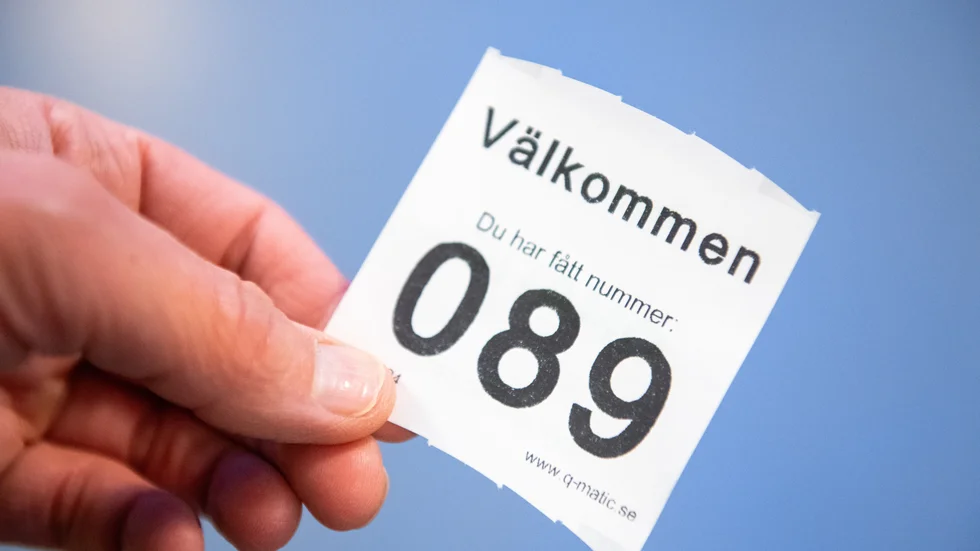 Skribenterna vill att man kortar vårdköerna med riktade statsbidrag.