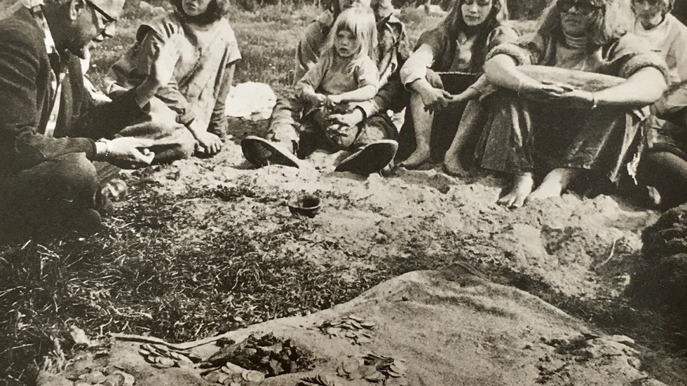Erik Nylén från Riksantikvarieämbetet går igenom fyndet på plats pingsten 1975.