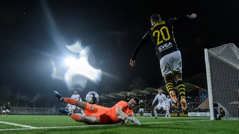 Benjamin Machini räddar ett avslut när hans Sollentuna träningsmatchade och vann mot AIK för två år sedan.