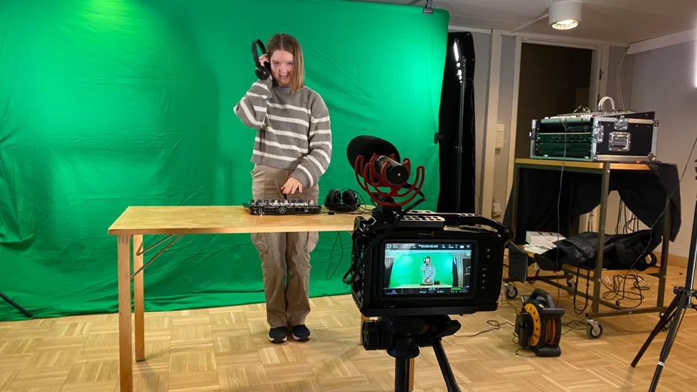 Med en blackmagic-kamera och greenscreen testar Malva Rosqvist på att göra digital musikproduktion. Men egentligen är det foto som är hennes intresse.