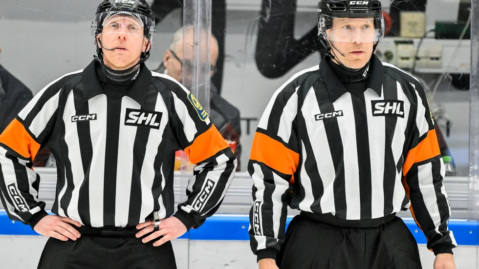 Mikael Holm och Tobias Björk ska döma hockeymatcher i VM i Tjeckien. Arkivbild.