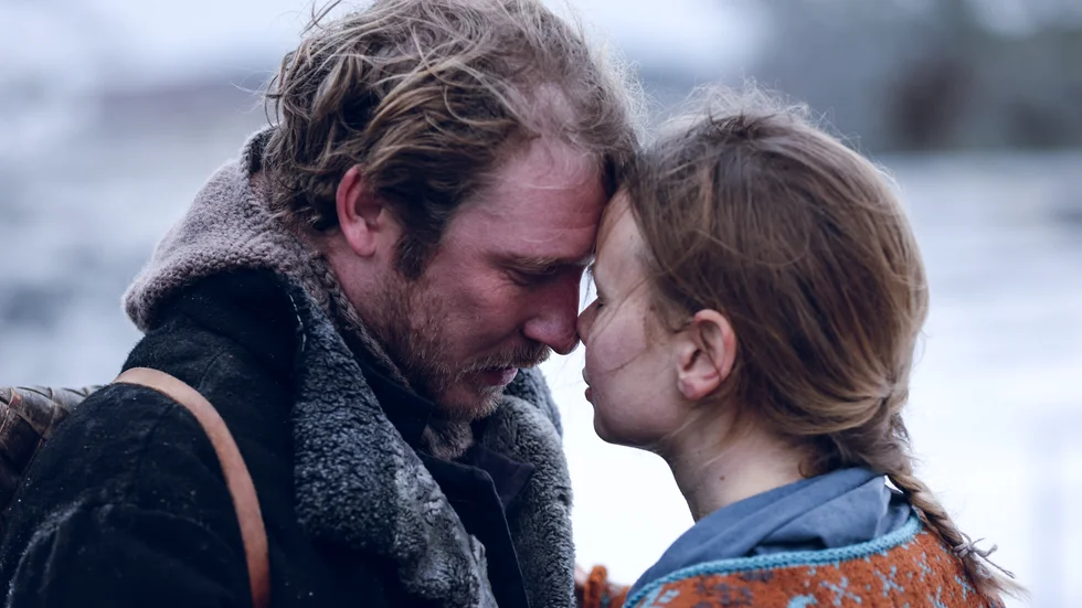 Linus Troedsson och Amanda Jansson som Janne och Maja i "Stormskärs Maja", som nu får svensk biopremiär. Pressbild.
