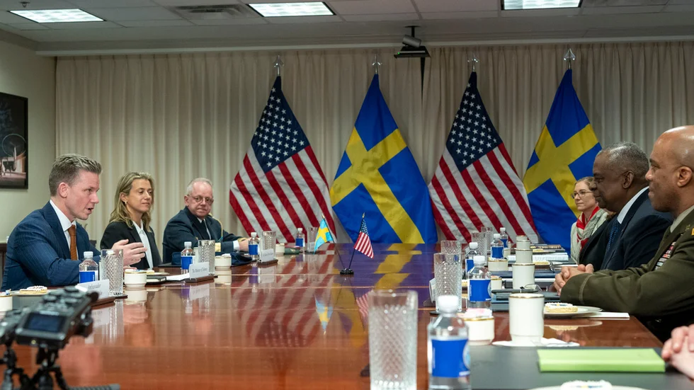 Det är naturligt att vi ser över vårt gränsförsvar i en alltmer hotfull värld, men vi ökar inte vår nationella suveränitet genom att underkasta oss den militära stormakten USA, menar insändarskribenterna.