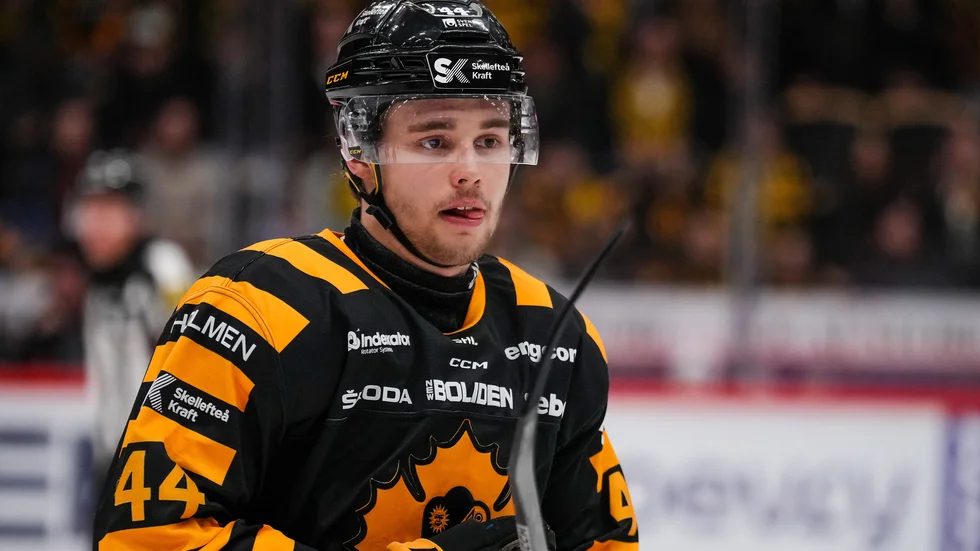 Elias Salomonsson höll på att ge Rögle ledningen i den andra perioden. 
