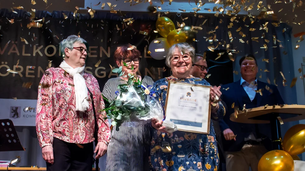 Konfetti och jubel när Marianne Jakobsson, Lotta Bergström och Eva Persson för Överkalix teaterförening fick ta emot priset för Årets förening.