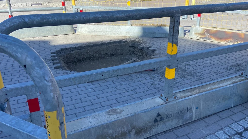 Mitt i stan upptäcktes i helgen ett nytt slukhål som höll på att fyllas igen under måndagen. Sedan skulle avspärrningarna plockas bort.