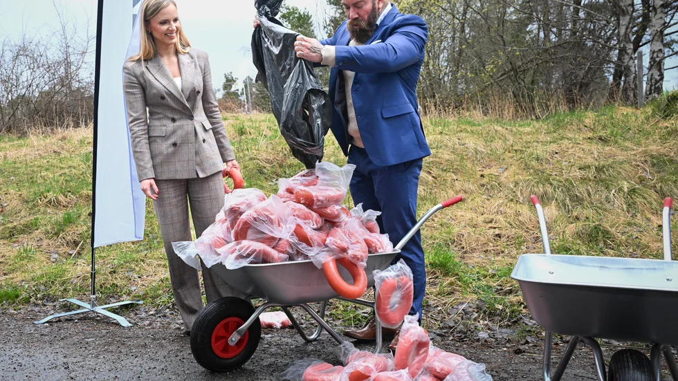 Sara Skyttedal och Jan Emanuel använder falukorvar för att förklara prisskillnaden mellan bulgariska och svenska fängelseplatser.