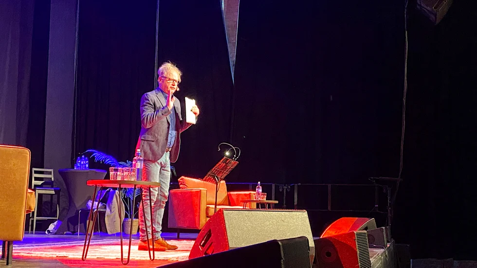 Karaktären Tore Etsén inledde showen och alla felsägningar, som alltid landade i en snuskig utgång, fick publiken att skratta högt.
