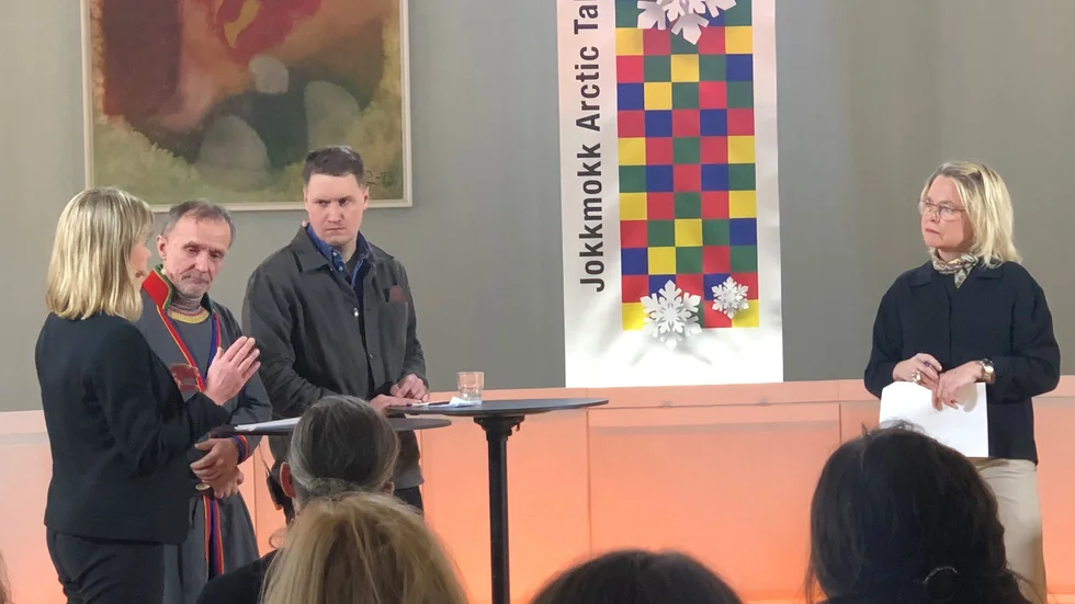 Karin Lexén, Naturskyddsföreningen, Håkan Jonsson, Sametinget, och Carl Wangel, SSAB, var tre av deltagarna vid årets upplaga av Arctic Talks i Jokkmokk. Moderatorn Karin Hübinette höll i panelsamtalen.