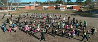 Här dansar närmare 200 elever på skolgården