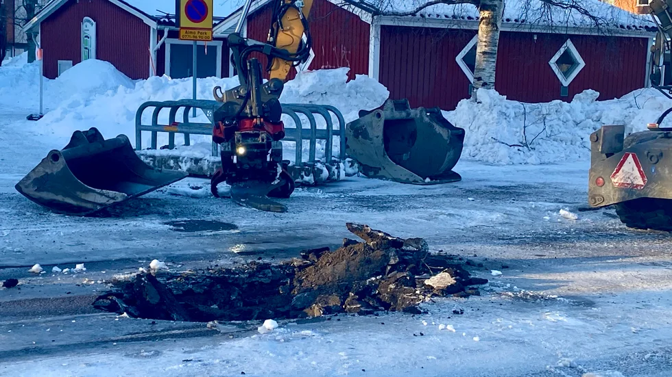 En grävmaskin jobbar med att laga hålet.