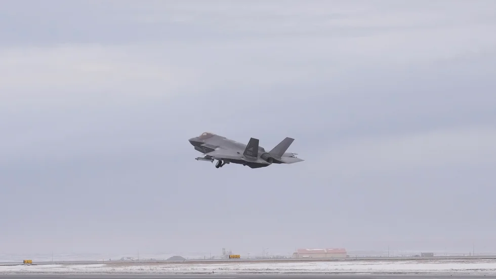 Ett norsk F-35-plan lyfter i Keflavik på Island.