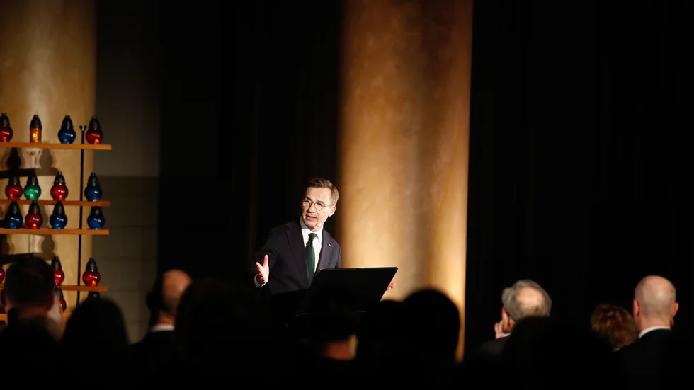 Statsminister Ulf Kristersson (M) talar under en minnesceremoni för Förintelsens offer. Bilden är från Eric Ericsson-hallen.