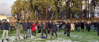 Här gör eleverna en annorlunda aktivitet på skolgården