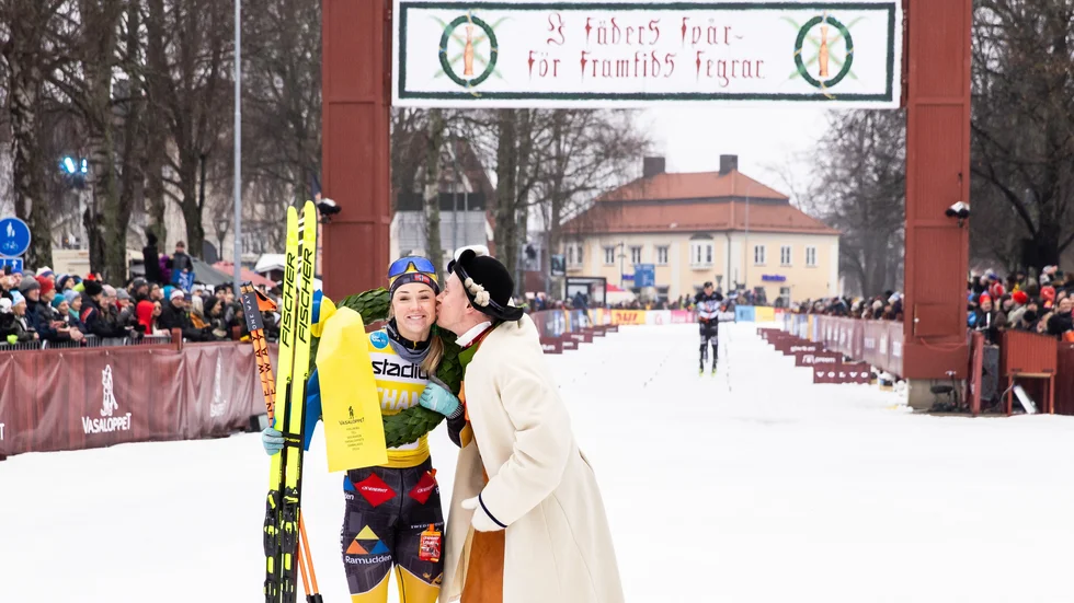 Gustav Johnsson ger Emilie Fleten en puss på kinden efter att norskan gått i mål som vinnare i Vasaloppets damklass.