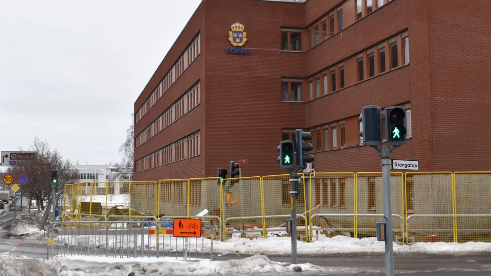 Gång- och cykelvägen som leder ner till Viktoriabron är helt avstängd.