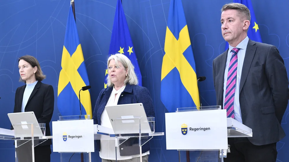 Socialtjänstminister Camilla Waltersson Grönvall (M) flankerad av Socialstyrelsens generaldirektör Olivia Wigzell och Martin Valfridsson som leder delegationen för brottsförebyggande åtgärder inom socialtjänstens område.