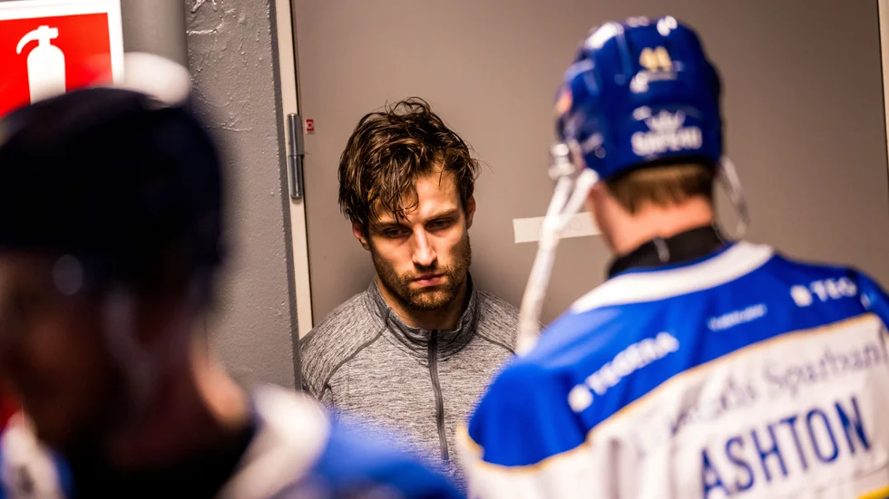 Leksands målvakt Mantas Armalis i skamvrån efter matchstraffet. 