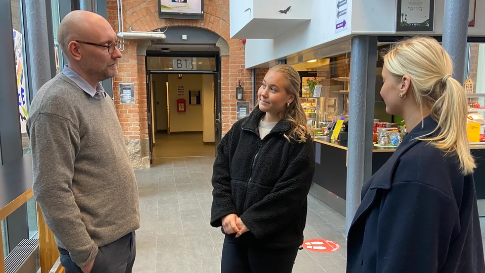 "Han är bra på att lyssna", säger Klara Sundqvist i årskurs 2 om Thomasgymnasiets rektor Mikael Källarsson som gör sin andra termin i Strängnäs. Till höger Ängla Nyman, båda tjejerna ingår i elevkåren.