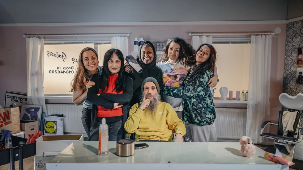 Skådespelarna Inès Cherif, Susan Taslimi, Segen Tesfai, Parwin Hoseinia, Vendela Idun och regissören Affe Ashkar under ett av de sista repen för lördagens premiär på "Salong Golnaz". 
