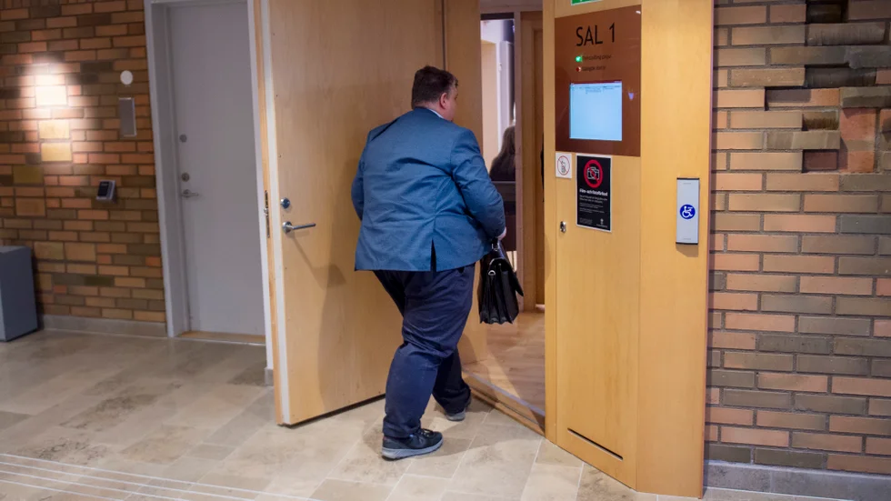 Den första rättegångsdagen hölls till stora delar bakom stängda dörrar, på grund av den låga åldern på de misstänkta.