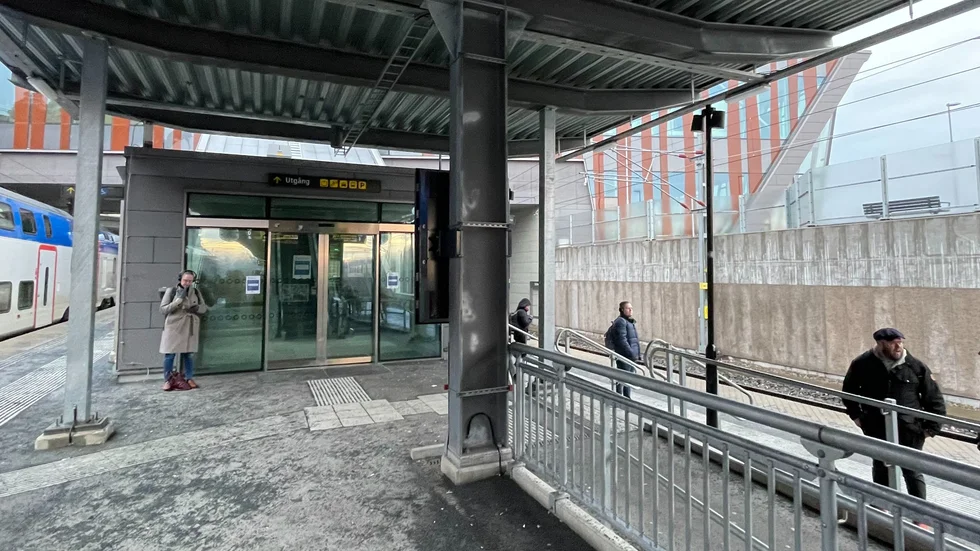 På måndagsmorgonen var entréerna till huvudbyggnaden på resecentrum stängda.