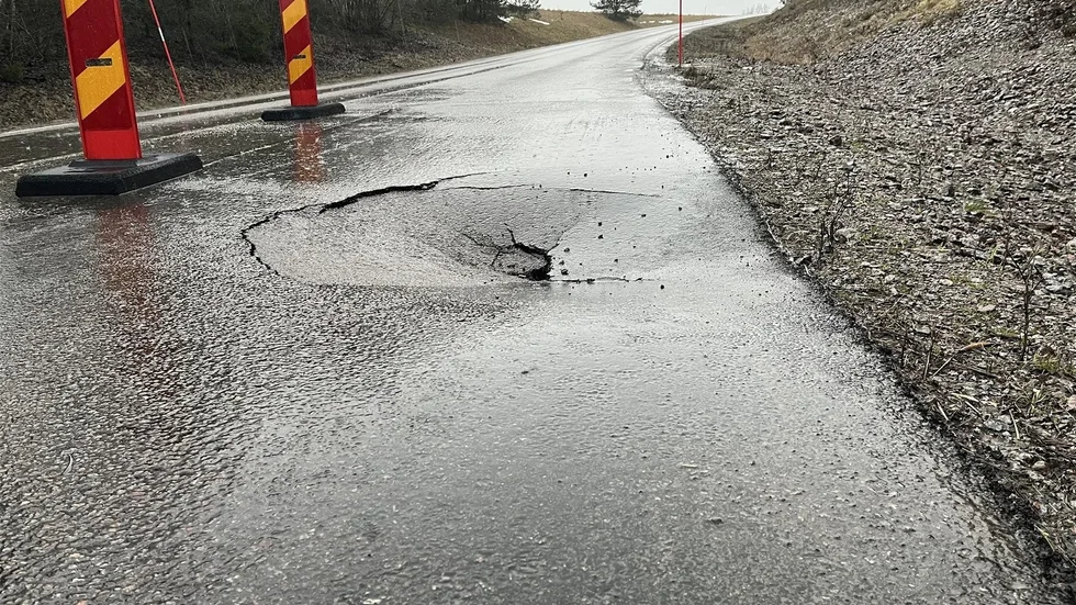Ett stort potthål har bildats på väg 758.