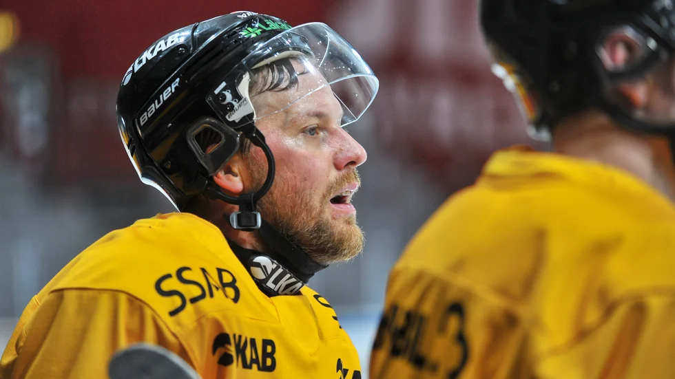 Linus Omark uttalar sig efter Brendan Shinnimins ordväxling med en del ståplatssupportrar.