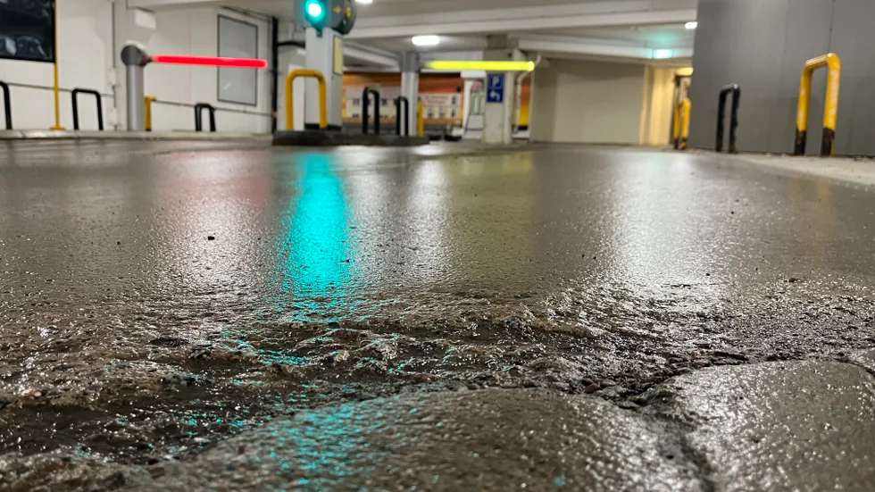 Jag blev ombedd att använda automaten vid bommen. Jag försökte på uppmaning gång på gång, totalt 15–20 gånger, kanske fler, men det fungerade inte, skriver en bilist.