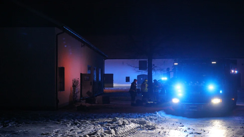 Det började brinna inne i en kontorslokal i en maskinhall. Räddningstjänsten var på plats efter 11 minuter och kunde se till så att branden inte spred sig vidare i byggnaden. 