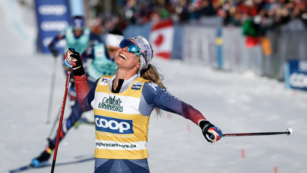 Jessie Diggins vann fredagens masstart i Canmore, Kanada.