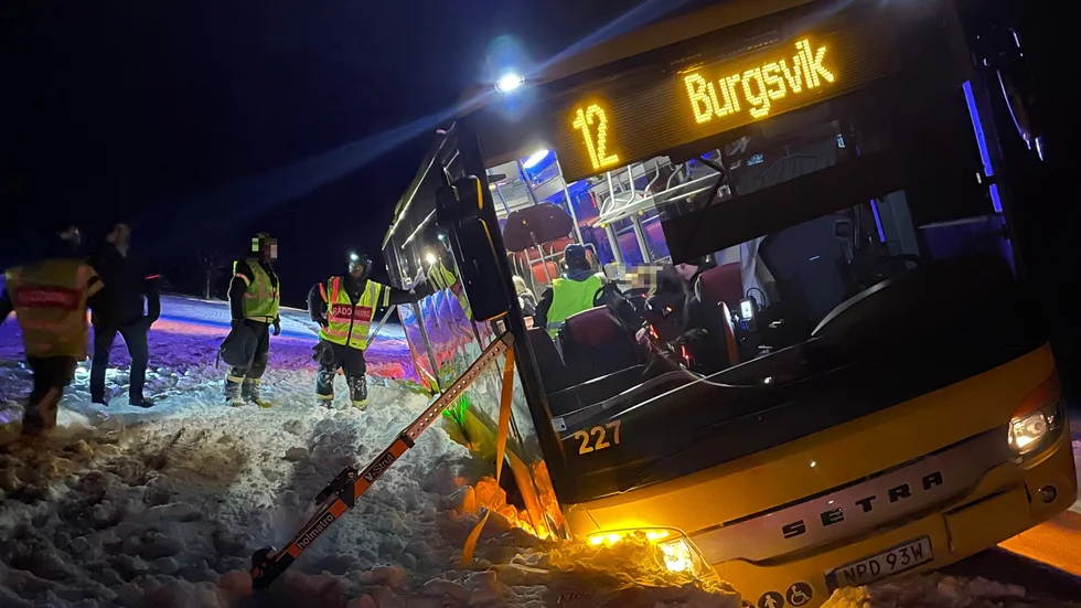 Busspendlaren Kerstin Bjärgvide från Öja blev hängande i bältet när bussen plötsligt gled av vägen. 