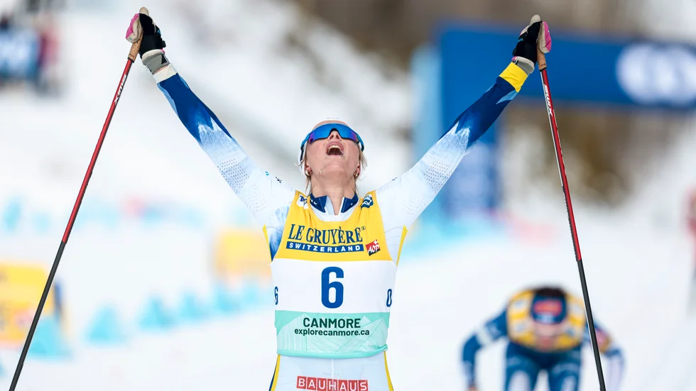 Frida Karlsson knäckte finländskan Kerttu Niskanen på upploppet i masstartsloppet i kanadensiska Canmore. 
